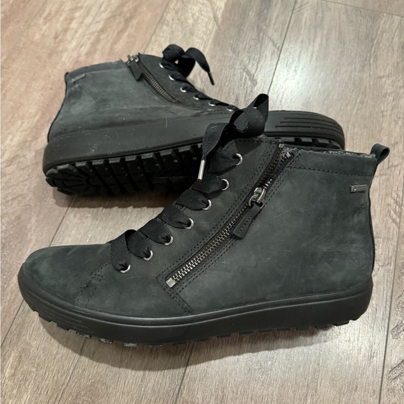 Ecco side zip and lace up front. Top inside is a furry texture. - Picture 3 of 8